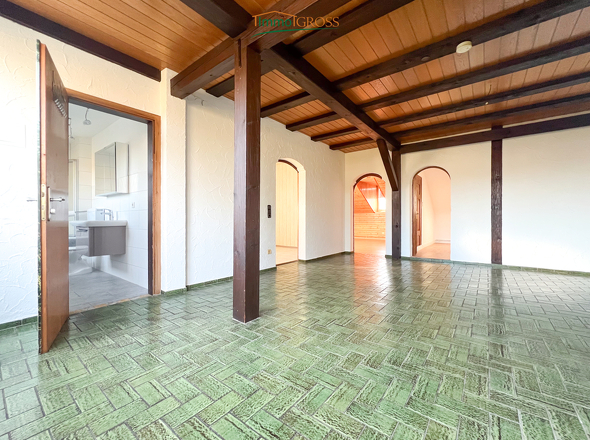 Das Wohnzimmer mit Zugang zu Bad, Küche, Schlafzimmer und Büro