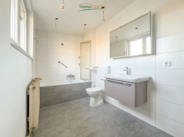 Modernes Bad mit Badewanne