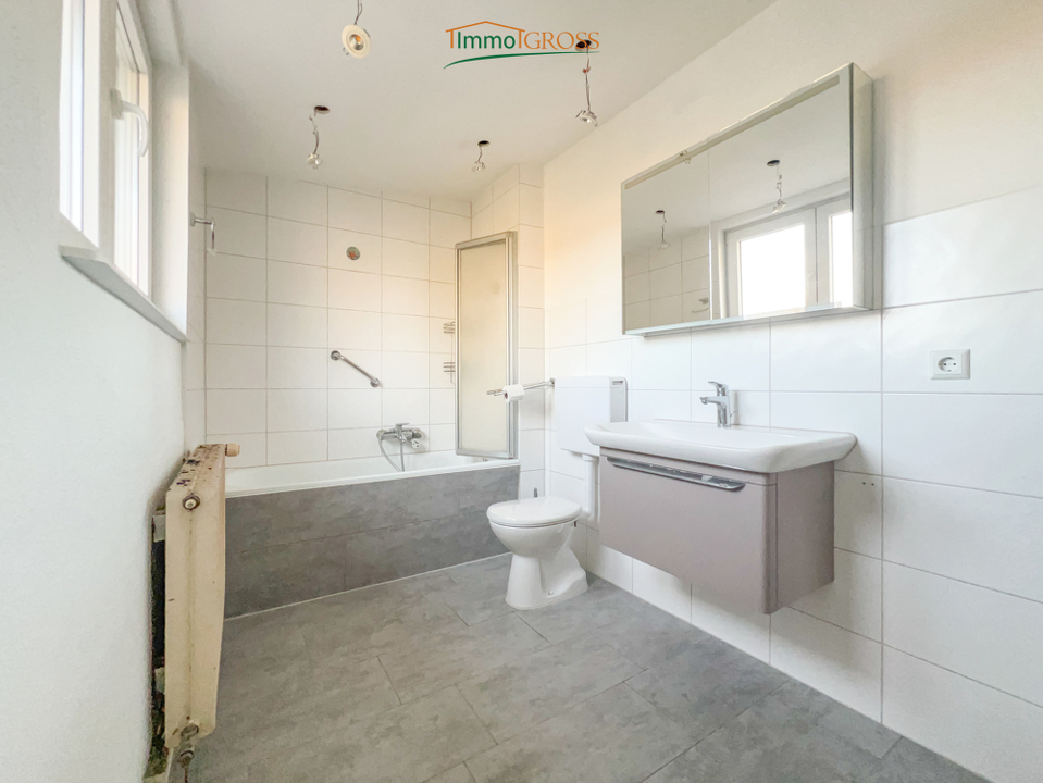 Modernes Bad mit Badewanne