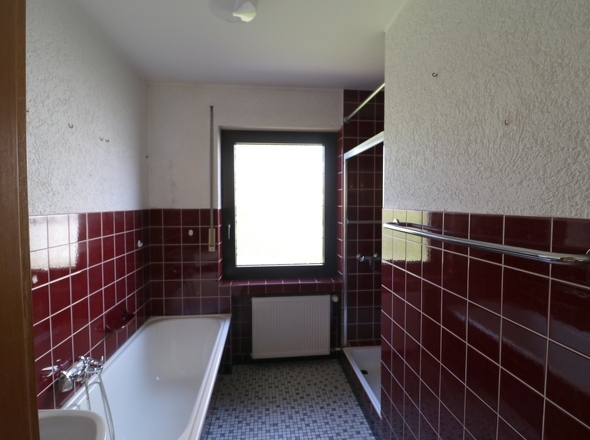 Bad mit Wanne und Dusche im Erdgeschoss