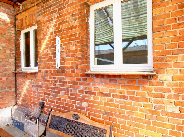 Überdachter Bereich mit gemütlicher Ziegelwand