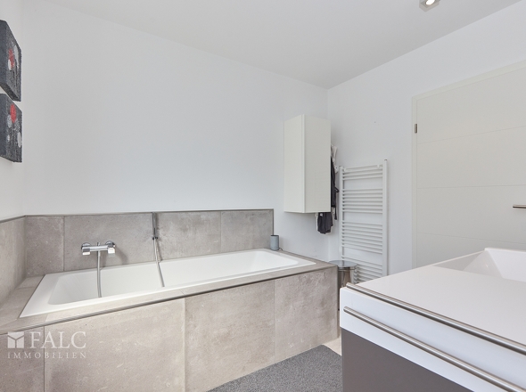 Mit Dusche und Wanne