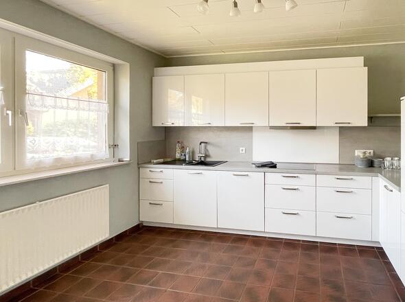 attraktive Küche mit modernen Einbaugeräten