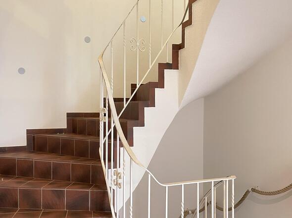 die Treppe nach oben bzw. in den Keller