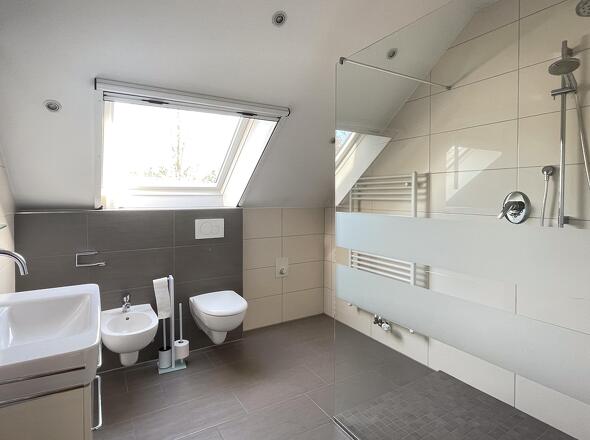 modernisiertes Bad mit Walk In Dusche