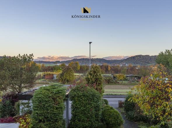 und nach Osten: freier Blick in die Weinberge und zum Schwabenwald