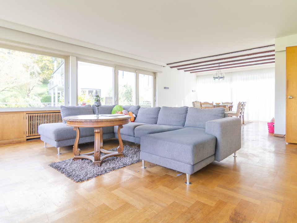 Sonnenlichtdurchströmtes Wohnzimmer mit reichlich Platz