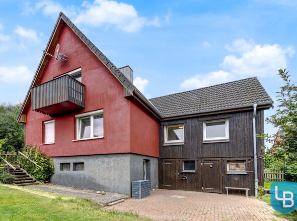 Ansicht aus dem Garten mit Zugang zum Parkplatz