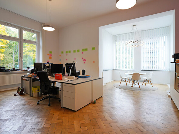 Großes Büro im EG