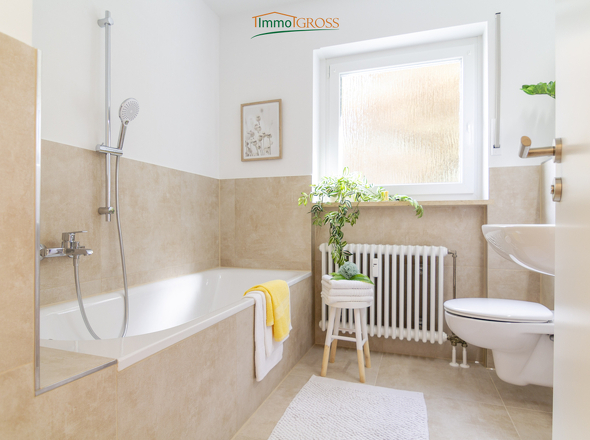 Großes Bad mit Badewanne