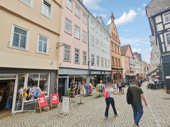 Hausansicht mit Fußgängerzone