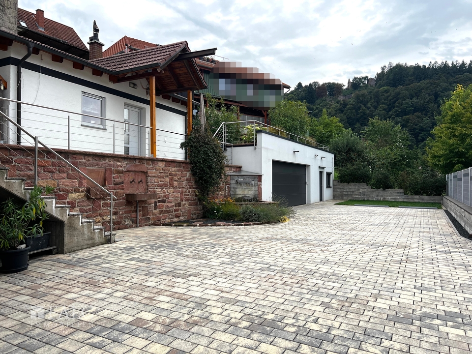 Hof mit Wellnesshaus