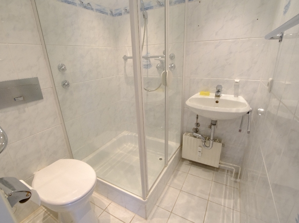 Gäste-WC mit Dusche