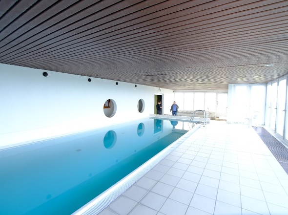 Schwimmbad mit Rheinblick