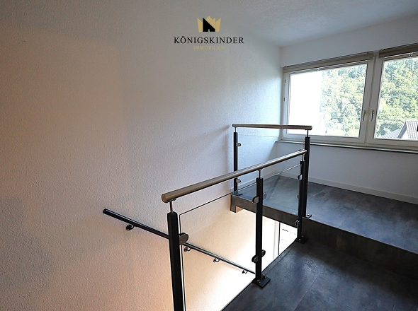 im eigentlichen Erdgeschoss: Platz für eine Treppe ins Dach - oder die Schuhparade... 