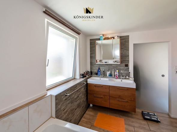 OG: Badezimmer mit Doppelwaschbecken