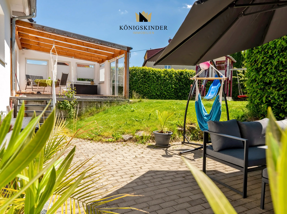 ...mit schön angelegter Terrasse