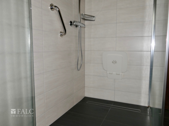 OG2: Moderne, große Dusche