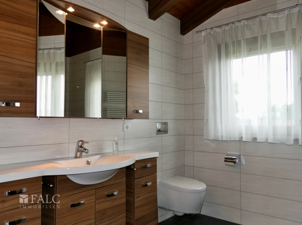 OG2: Modernes Badezimmer