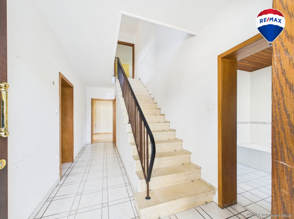 RE/MAX Immobilien DeLux Soppelhaushälfte Mettlach Eingangsflur