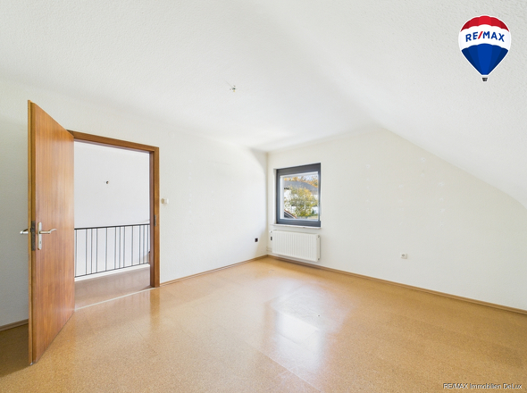 RE/MAX Immobilien DeLux Soppelhaushälfte Mettlach Schlafzimmer