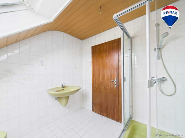 RE/MAX Immobilien DeLux Soppelhaushälfte Mettlach Schlafzimmer Bad