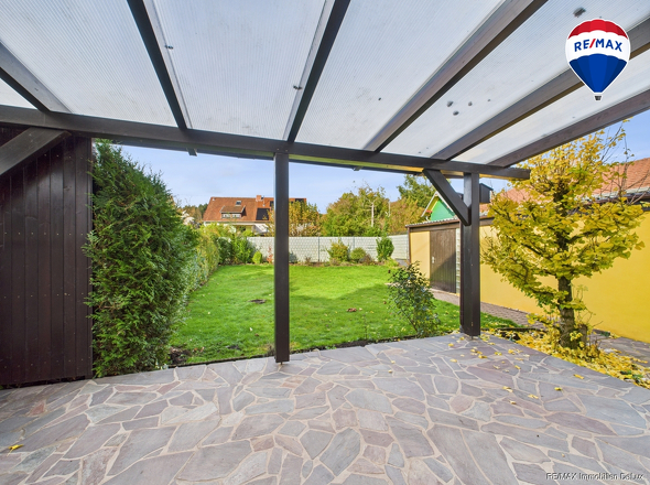 RE/MAX Immobilien DeLux Soppelhaushälfte Mettlach Terrasse