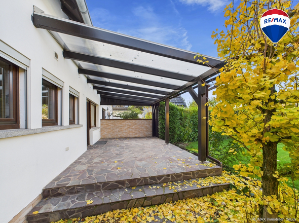 RE/MAX Immobilien DeLux Soppelhaushälfte Mettlach Terrasse