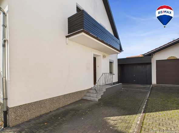 RE/MAX Immobilien DeLux Soppelhaushälfte Mettlach Seitenansicht