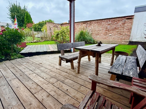 Blick von der Terrasse in den Garten