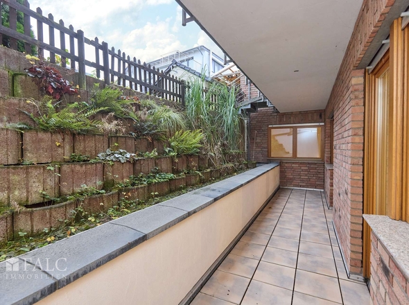 Terrasse mit bepflanzbarem Hang