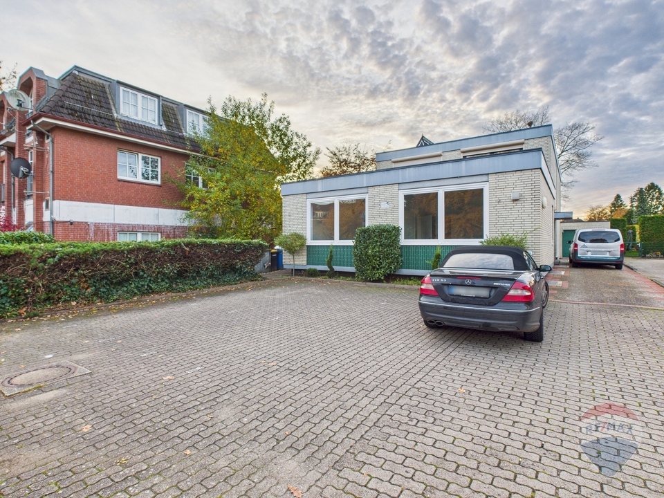 Aussenansicht mit Parkplatz 