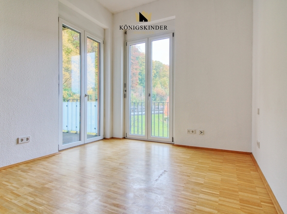 Bodentiefe Fenster mit Parkett Boden in der ganzen Wohnung  