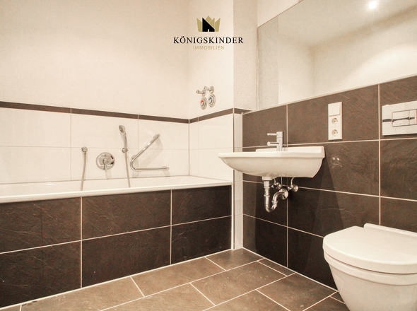 zweites Badezimmer mit Wanne