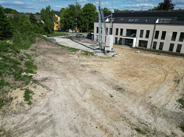 ...im Hintergrund das moderne Gebäude im gleichen Stil