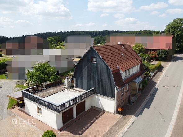 Wohnhaus mit Doppelgarage