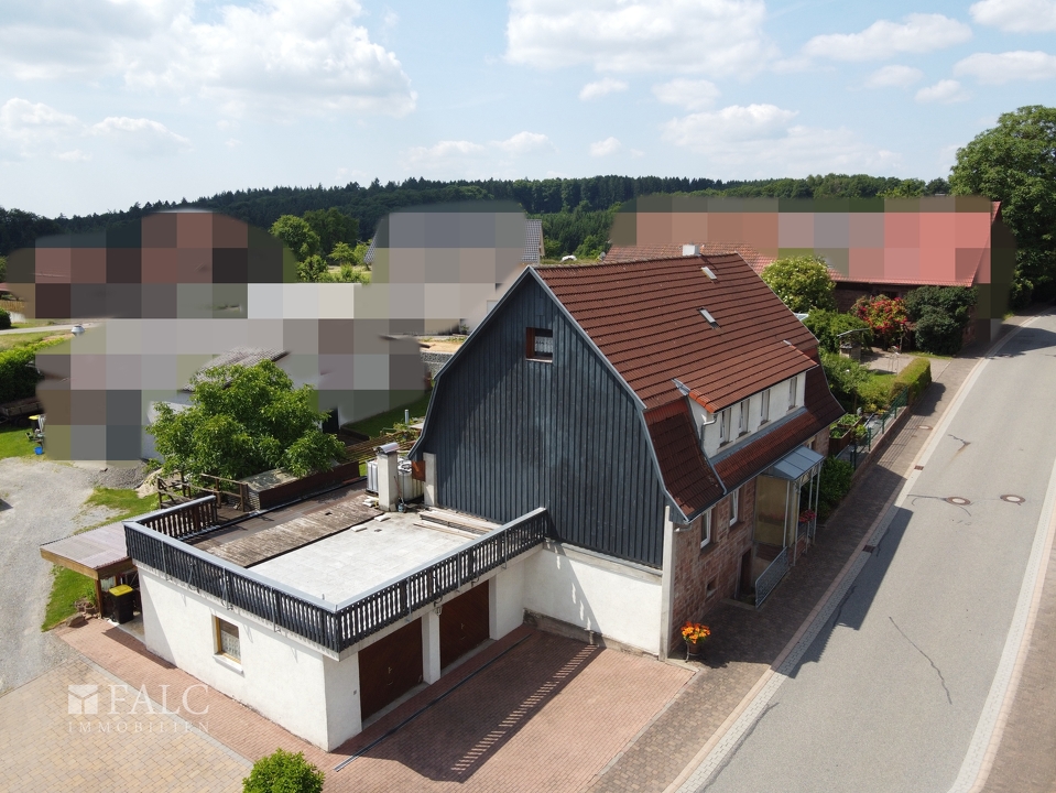 Wohnhaus mit Doppelgarage