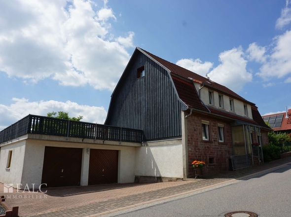 Wohnhaus mit Doppelgarage