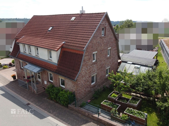 Wohnhaus mit vorderem Garten