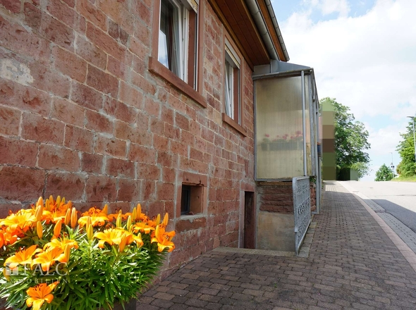 Wohnhaus mit Kellerzugang