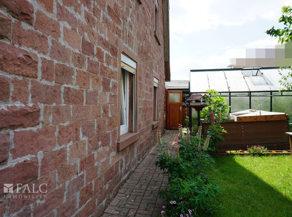 Wohnhaus mit Gartenansicht