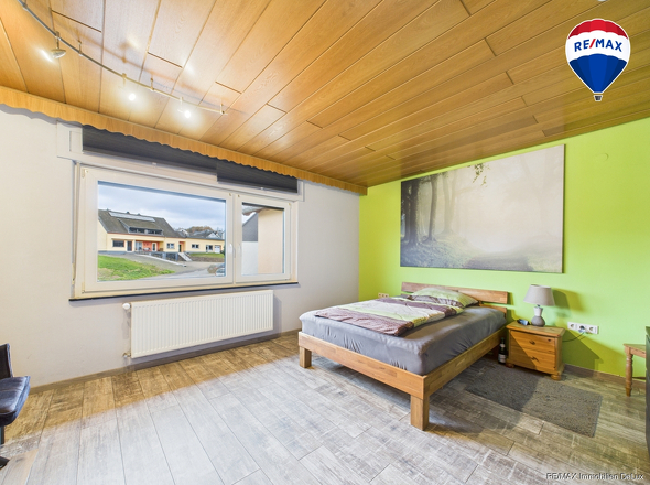 RE/MAX Immobilien DeLux Zweifamilienhaus Wadern-Lockweiler Schlafzimmer