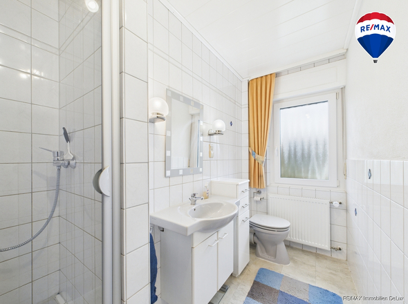 RE/MAX Immobilien DeLux Zweifamilienhaus Wadern-Lockweiler Badezimmer