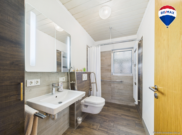 RE/MAX Immobilien DeLux Zweifamilienhaus Wadern-Lockweiler Badezimmer