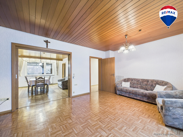 RE/MAX Immobilien DeLux Zweifamilienhaus Wadern-Lockweiler Wohnzimmer