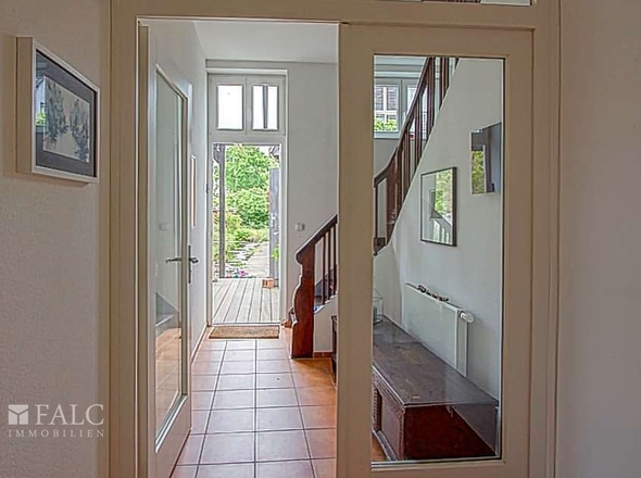 Flur mit Blick in den Garten