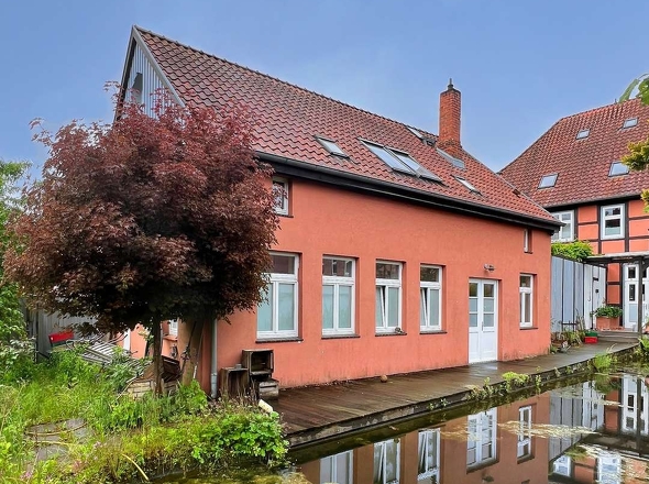 Nebengebäude und Schwimmteich I