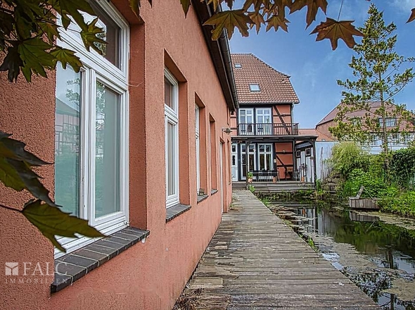 Nebengebäude links und Blick Richtung Wohnhaus