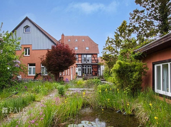 Blick auf das Nebengebäude und Terrasse