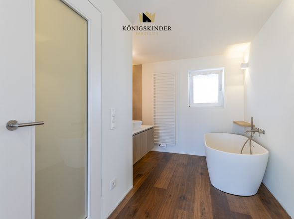 Schlafzimmer mit En-Suite-Masterbad